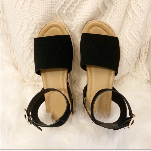 NEW Luna Platform Sandal- in Black - Picture 3 of 7
